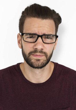 Adam suratına gözlük