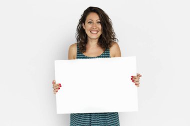 kadın holding beyaz kağıt boş