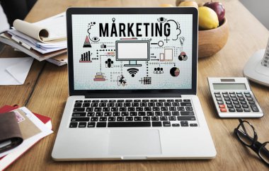 Açık tablo üstünde laptop