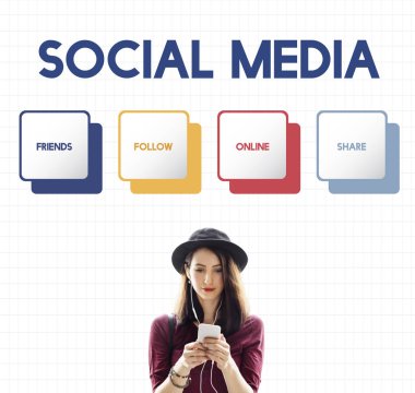 Akıllı telefon kullanan genç bir kadın.