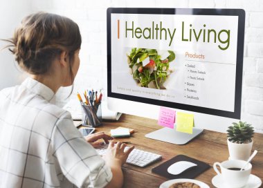 bilgisayar ile çalışan kadın 