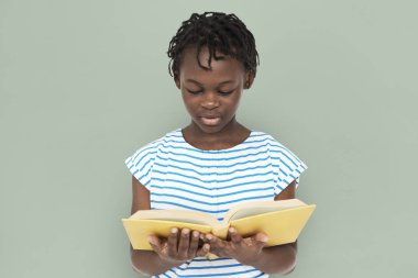 Afrikalı küçük kız okuma kitabı