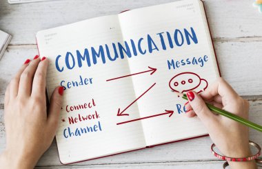 Günlüğe notlar yazan kadın