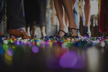  tatil tinsel bacaklarda