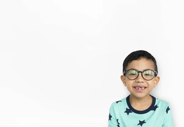 Pojke som poserar med glasse — Stockfoto