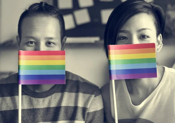LGBT Lesbianas Pareja sosteniendo banderas — Foto de Stock