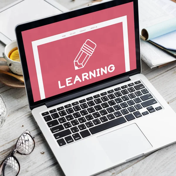 çalışma alanı tablo açılan laptop