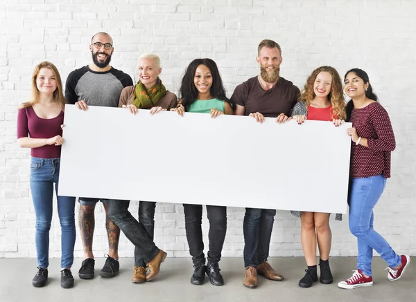 Menschen mit Informationstafel — Stockfoto