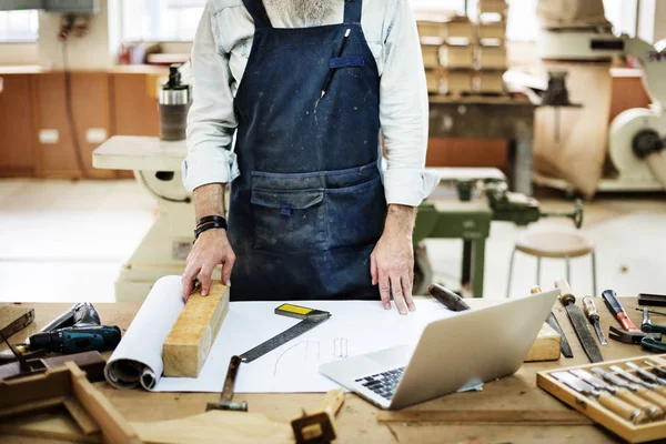 Schreiner arbeitet in Werkstatt — Stockfoto