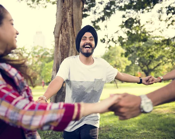 Ινδική φίλοι σε εξωτερικούς χώρους σε πάρκο — Φωτογραφία Αρχείου