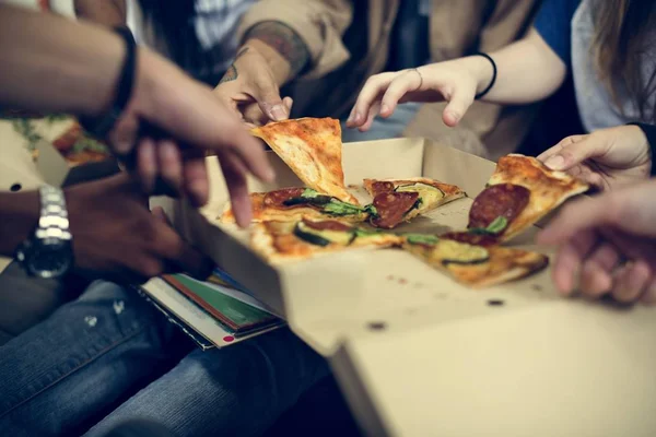 Amigos tendo pizza — Fotografia de Stock