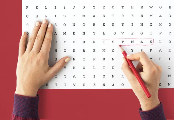 Person spielt bei der Suche nach Suchwörtern Spiel — Stockfoto