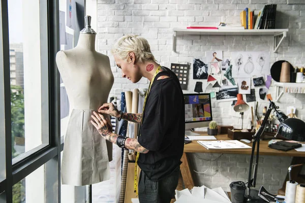 Дизайнер моди, що працює в Showroom — стокове фото