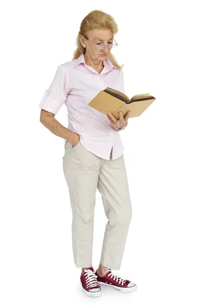 Mulher sênior leitura livro — Fotografia de Stock