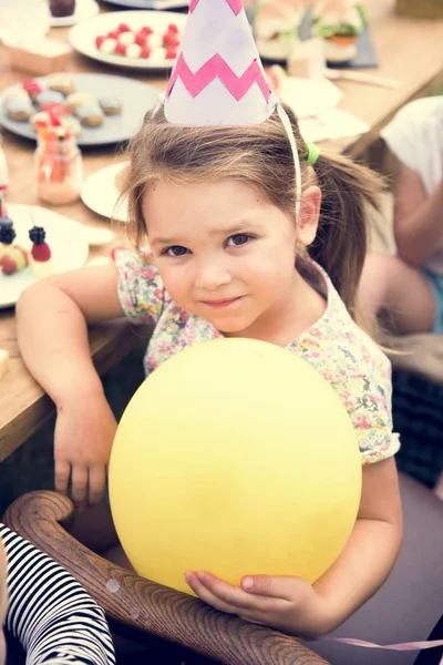 Милая маленькая девочка на день рождения — стоковое фото
