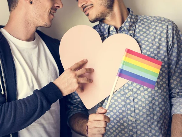 Gay Couple trzymając papier serca — Zdjęcie stockowe