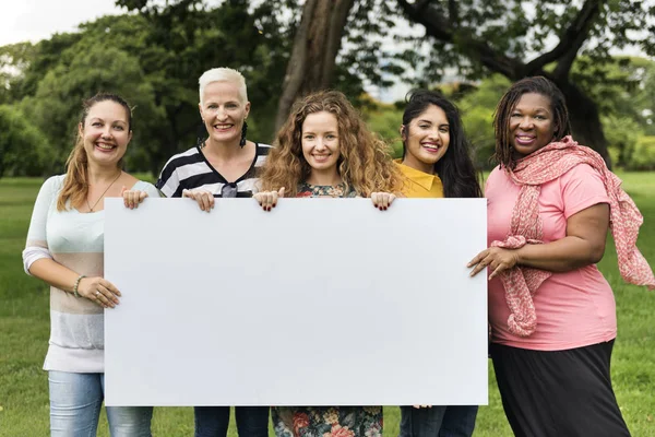 Donne sorridenti che tengono banner — Foto Stock