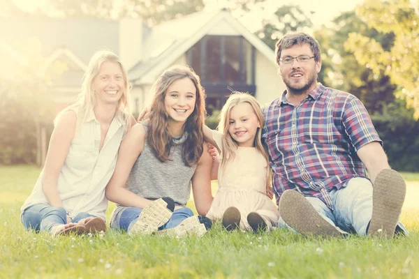 Familie entspannen im Freien — Stockfoto