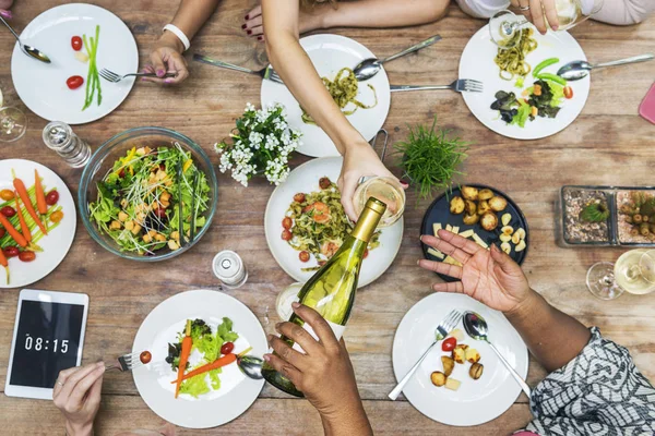 Kadınlar birlikte yemek yiyor.