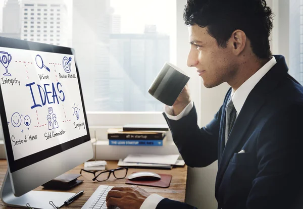 Uomo d'affari che lavora con il computer — Foto Stock