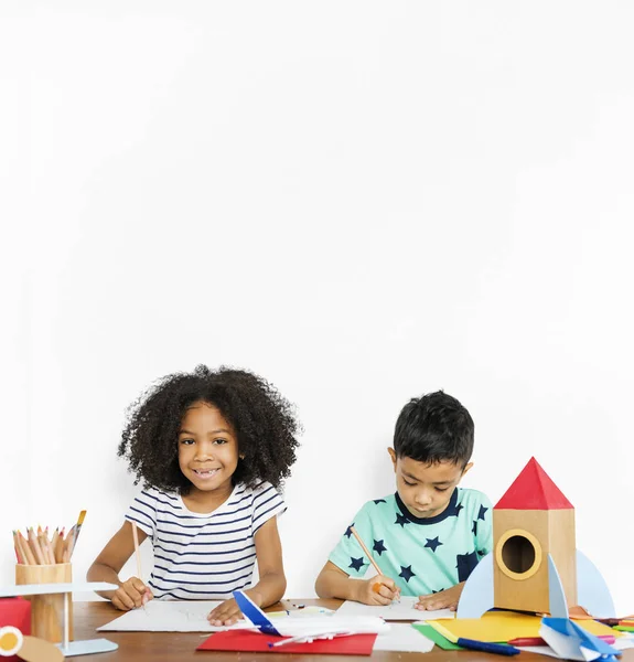 Niños pequeños posando en el estudio — Foto de Stock