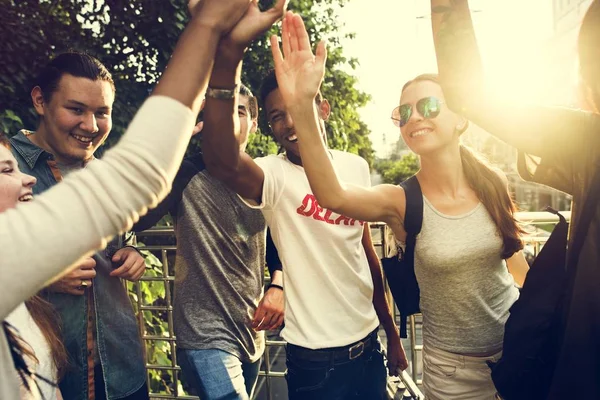 Freunde geben High Five — Stockfoto