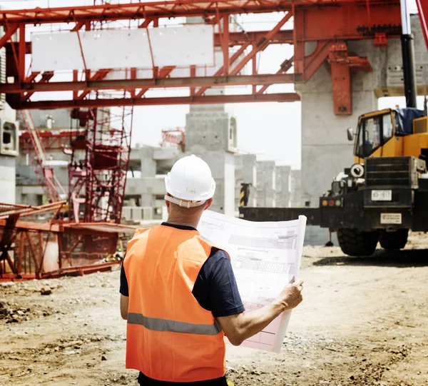 Arquitecto Trabajador con plano Plan — Foto de Stock