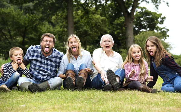 Hermosa familia al aire libre —  Fotos de Stock