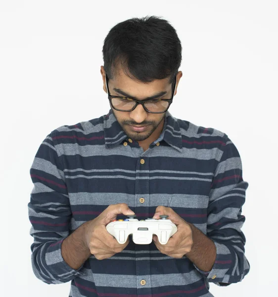 Homem jogando jogo com controlador — Fotografia de Stock