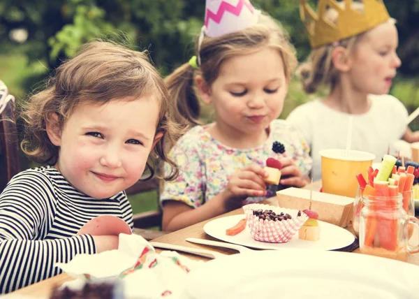 Niños en la fiesta de cumpleaños — Foto de Stock