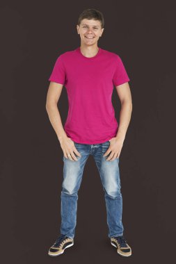 stüdyoda gülümseyen adam 