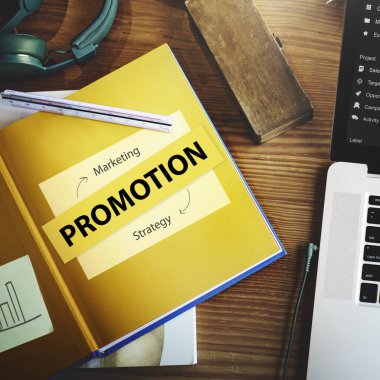 Masanın üzerindeki defteri aç