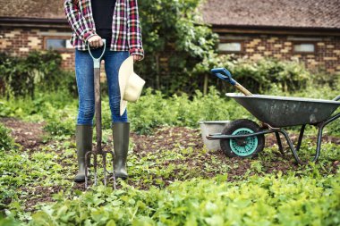Çiftlikte çalışan kadın