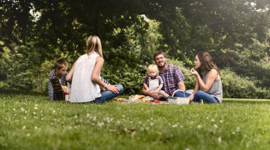 Aile piknikten hoşlanıyor
