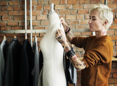 Yaratıcı tasarımcı şık giysiler oluşturma