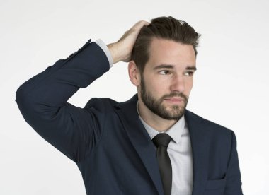 ciddi sakallı işadamı 