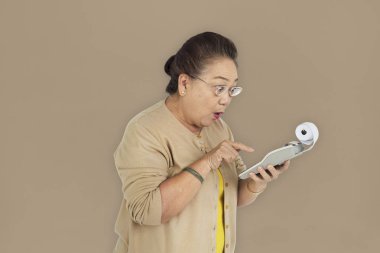 Hesap makinesinde muhasebe kadın