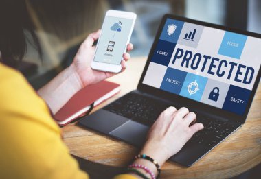 Dizüstü bilgisayar kullanan genç kadın