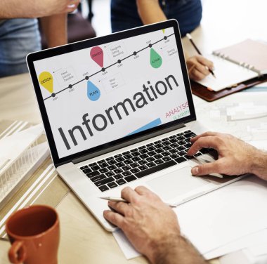 dizüstü bilgisayarda çalışan mimar