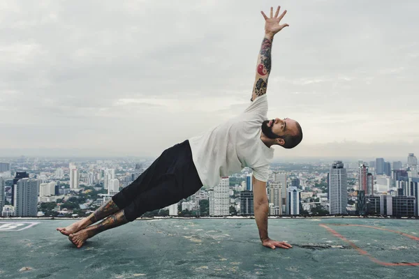 Hombre practicando yoga — Foto de Stock