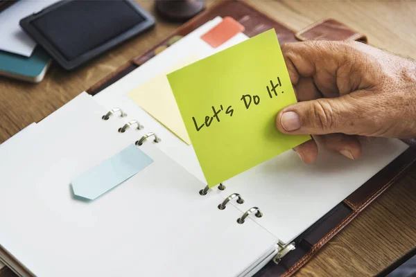 Persoon bedrijf gele stok Opmerking — Stockfoto