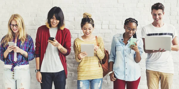 Elever som använder digitala enheter — Stockfoto