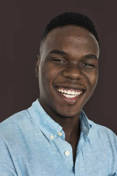 Усміхнений афроамериканський чоловік — стокове фото