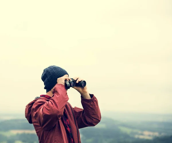 Homem olhando em binóculos — Fotografia de Stock