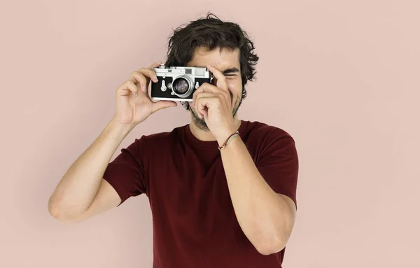 Mann macht Fotos vor Kamera — Stockfoto
