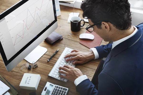 Empresário trabalhando com computador — Fotografia de Stock