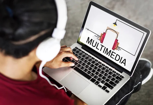 Hombre usando el ordenador portátil y musi escuchar —  Fotos de Stock