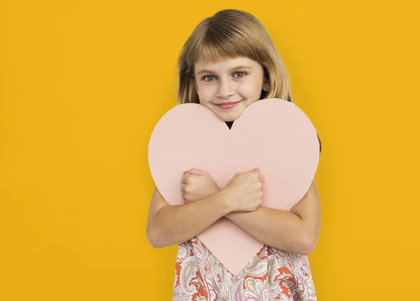 Chica sosteniendo el corazón en el estudio —  Fotos de Stock