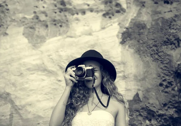 Girl holding Camera — Stock Photo, Image