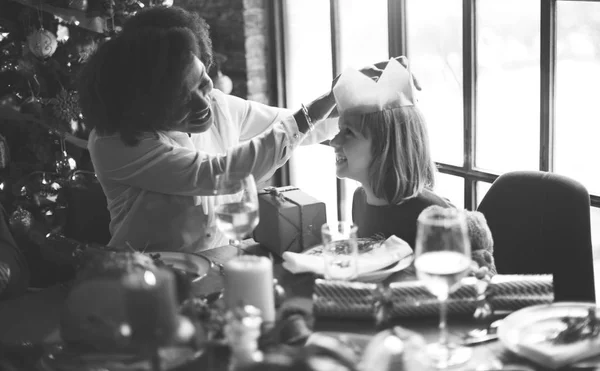 Famille à la table de Noël — Photo